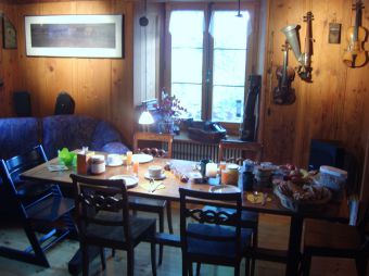 la salle à manger; le petit-déj‘ est prêt!